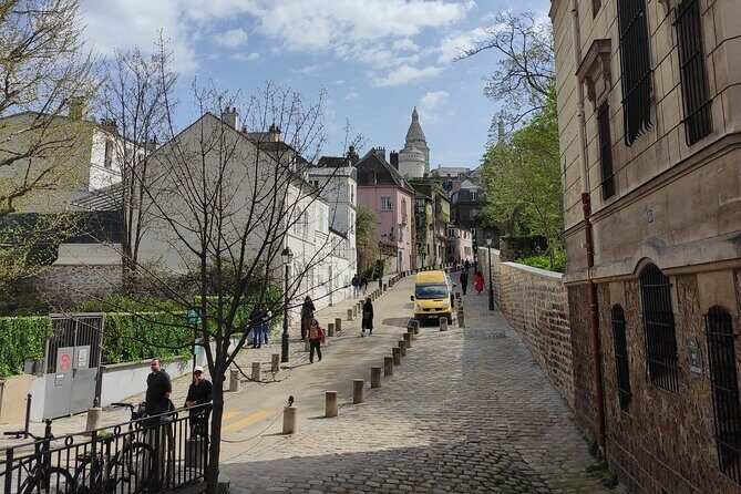 Montmartre Walking Guided Tour - Finding the meeting point and using the mobile ticket