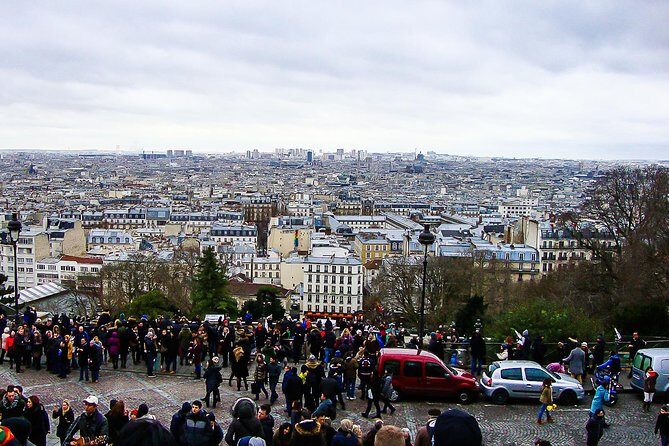 Montmartre Walking Tour with a Private Local Guide - Place du Tertre: the artist square without losing your bearings