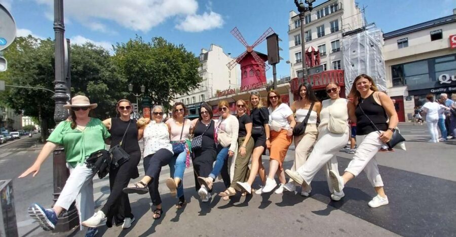 Montmatre Walking Tour: the essential highlights+ - Place du Tertre: open-air artists, real atmosphere, smart timing