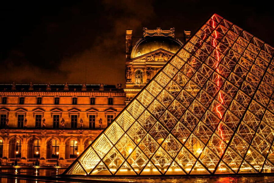 Night at the Louvre Museum: 6-people Max Guided Exploration - Meeting point on Rivoli Street and getting in fast