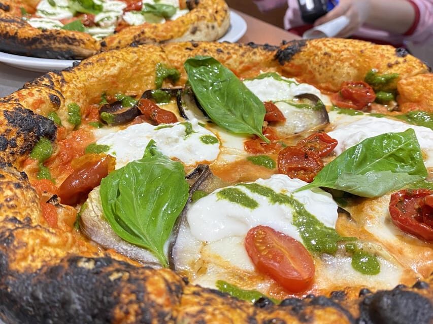 No Diet Club - A selection of the best pizzas in Paris ! - The guides bring the pizza story (Carla and Clem pop up in real bookings)