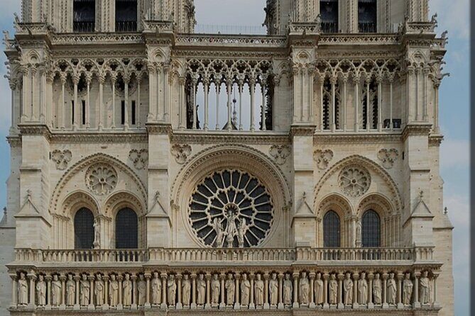 Notre Dame Area Guided Tour with Experienced Guide - Meeting at Île de la Cité: where the tour starts and how it flows