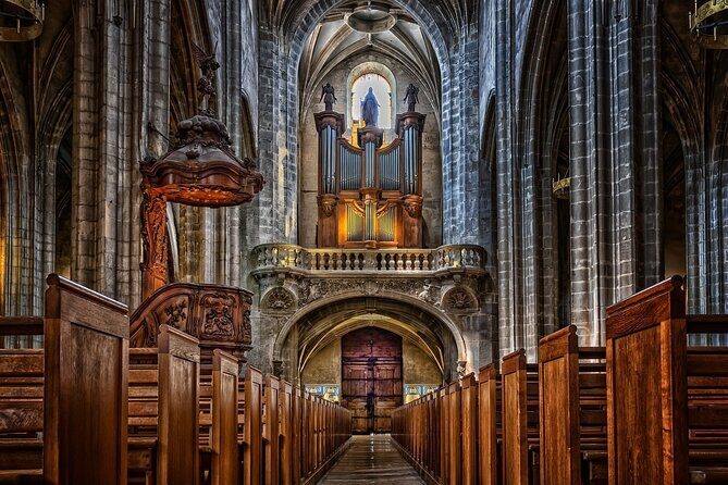 Notre Dame Guided Tour with Scheduled Group Access Option - Dress code and site etiquette: easy steps that save friction