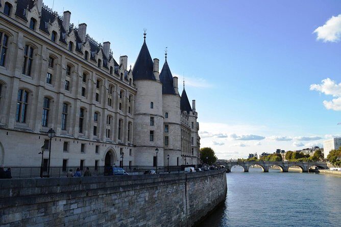 Notre Dame & Ile de la Cité Private 2-Hour Walking Tour in Paris - Other Île de la Cité stops: making the island make sense