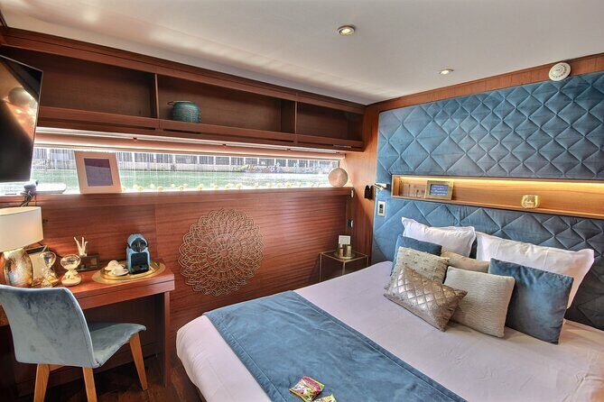 Overnight Stay onboard Paris Seine River Dinner with Cruise - The first cruise stretch: Eiffel Tower to Notre-Dame