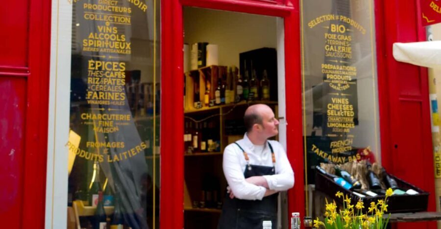 Oyster and white wine tasting in the heart of Montmartre - Cave de Fantomas in Montmartre: a short stop that feels grounded