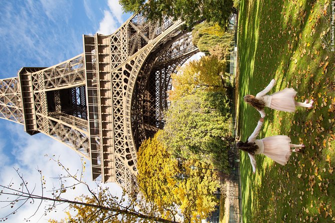 Paris 2-Hour Eiffel Tower Walking Tour with Professional Photo Shoot - Working with Ari: pose direction, pacing, and crowd-smarts