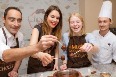 Paris : 45 min Chocolate Workshop at Choco-Story Paris - The 45-minute workshop: dipping technique and decorated bars