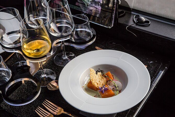 Paris 5-Course Dinner Bus Toque with Champagne from Opéra - A 5-course dinner bus turns Paris night sights into an easy win