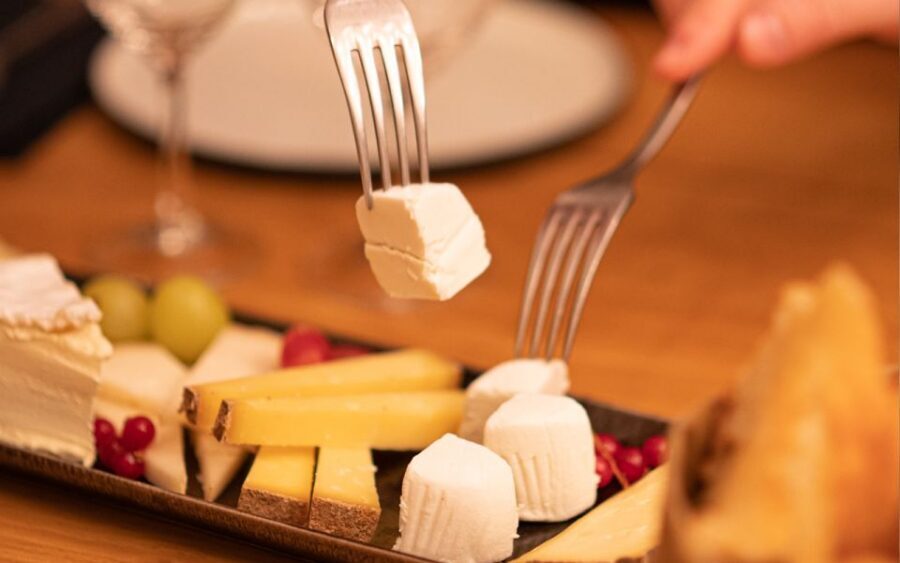 Paris: Apéro Wine and Cheese Tasting Experience - Inside the tasting room: how the setting helps you taste better
