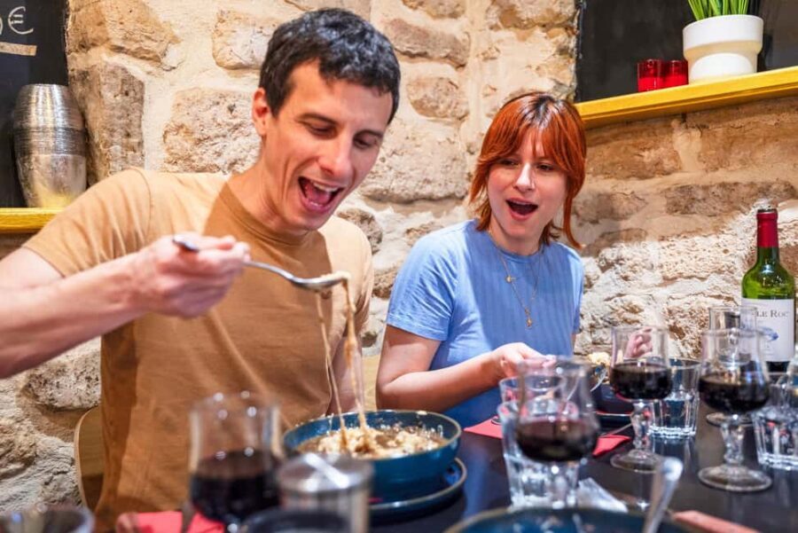 Paris: Authentic Food & Wine Tasting Tour in Le Marais - Stop 1: Oysters and white wine to set the tone