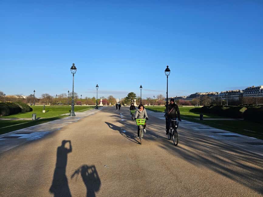 Paris Before the Crowds: Sunrise Bike Tour with Breakfast - The guides: small group, big personality