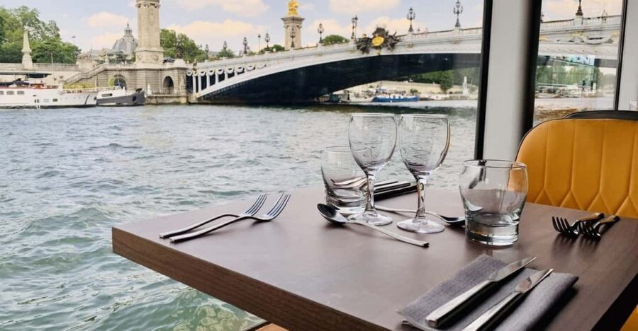 Paris : Bistronomic early dinner cruise - Alexandre III bridge boarding: the setting that starts the experience
