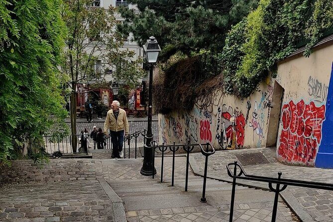 Paris Bites & Stories : A Tasty City Adventure with a Local - Place du Tertre: Artists on Cobblestones