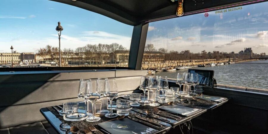 Paris: Bus Toqué Tour with 5-Course Dinner and Champagne - The Route at Night: Landmark Pass-By, Photo Moments, and Traffic Reality