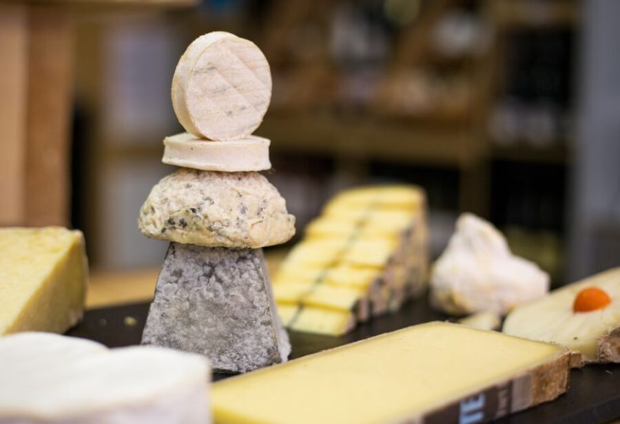 Paris: Cheese and Wine Class in a 17th Century Cellar - How your tasting flows: 7 cheeses, 3 wines, and fresh baguette