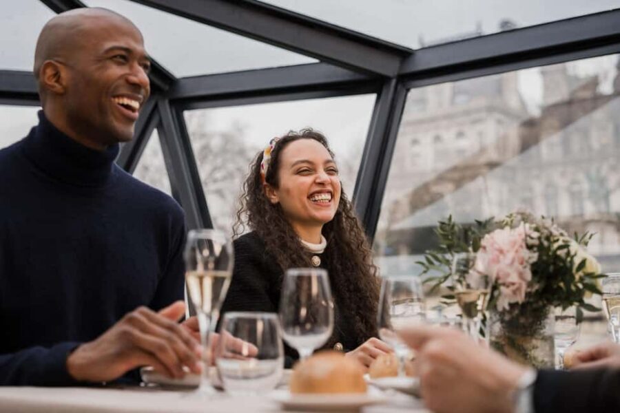 Paris : Christmas Special Lunch Cruise on the Seine River - Île de la Cité, bridges, and quays: the sightseeing you can actually enjoy
