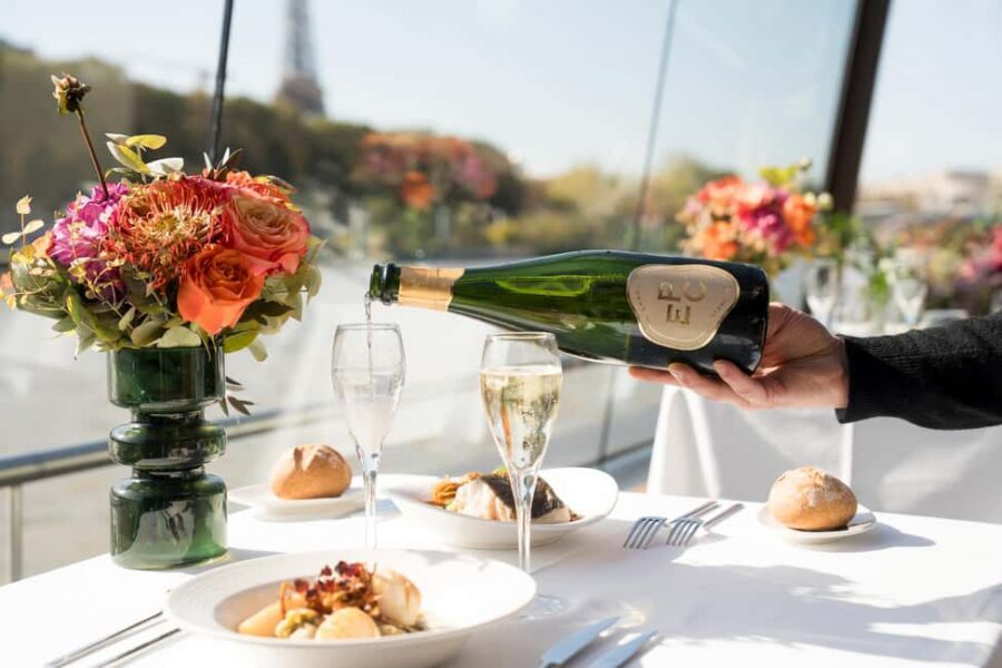 Paris : Christmas Special Lunch Cruise on the Seine River - Service on board: the calm, guided kind you want at Christmas