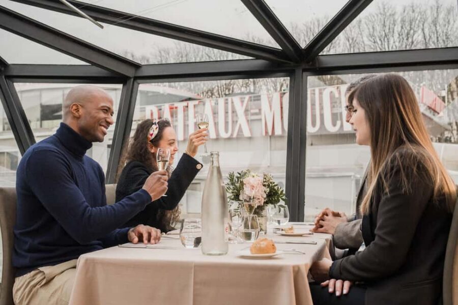 Paris : Christmas Special Lunch Cruise on the Seine River - Getting value from a $147 Christmas meal on the Seine