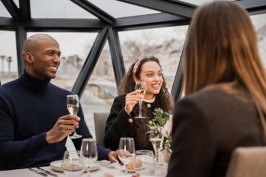 Paris : Christmas Special Lunch Cruise on the Seine River - From aperitif to lunch: how the 2-hour flow really works