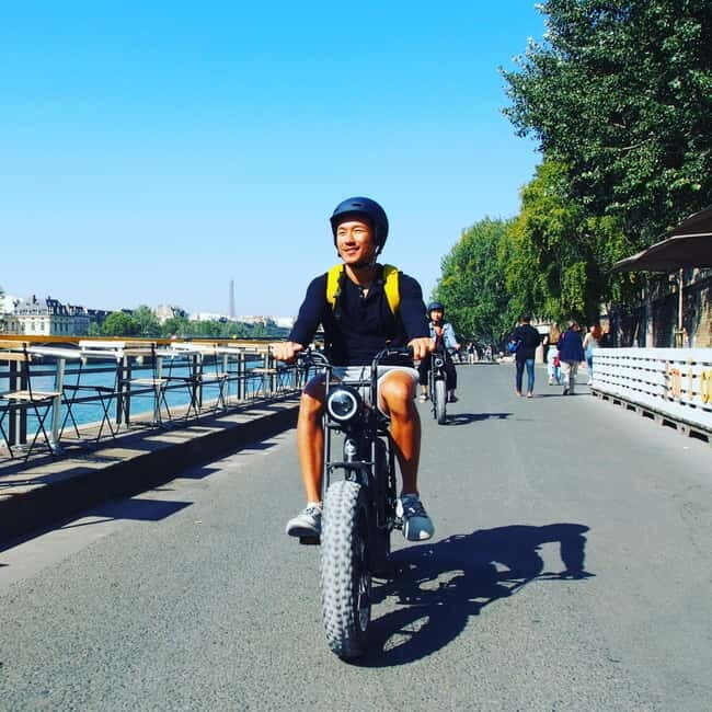Paris: City Highlights Private Electric Bike Tour with video - Stop 5: Seine River for the ride that actually feels like Paris