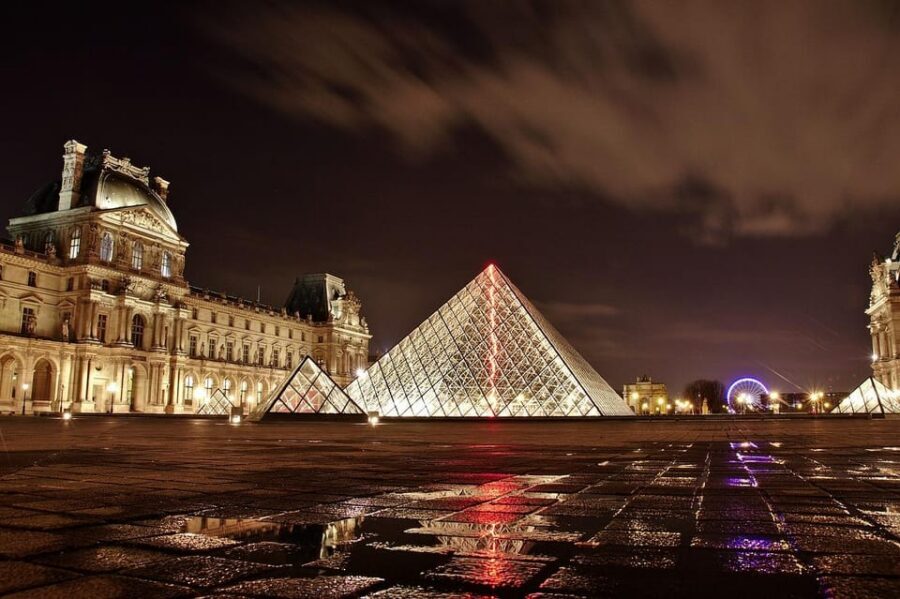 Paris: City of Lights Walk + Seine River Cruise - What to wear and bring for a Paris night walk