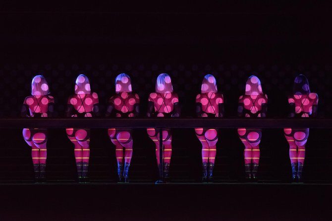 Paris Crazy Horse Cabaret Show Champagne & macarons - Location near the Champs-Élysées: how to make the timing work