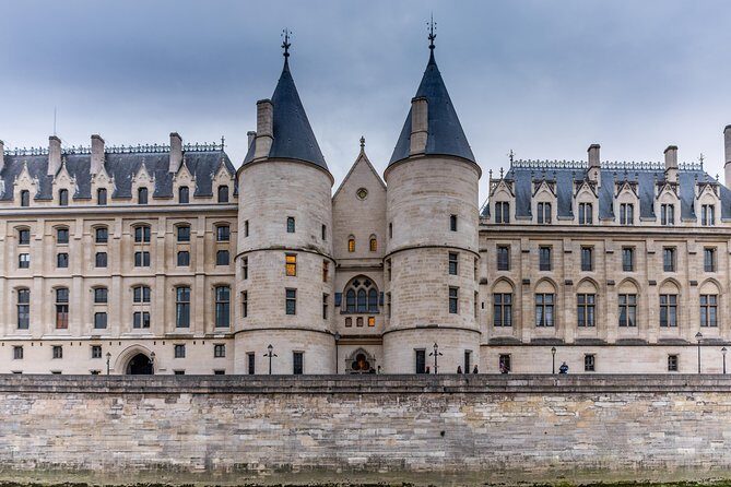 Paris crime city - A Dark Walk From the Louvre Area to the Seine Courts