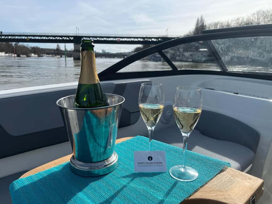 Paris : croisière privée Seine, bateau moderne - 2 heures - The 2-hour Seine route: from Eiffel Tower angles to Île de la Cité
