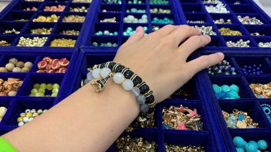 Paris: Custom Souvenir Bracelet Workshop - Guides in English, French, Russian: why language support matters