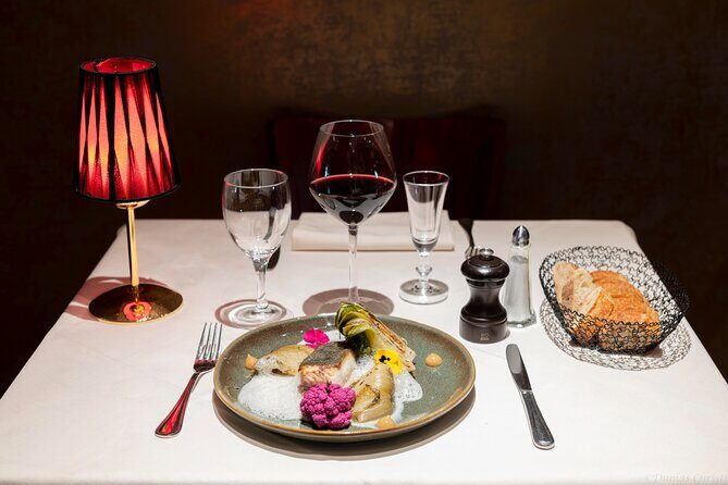 Paris Dinner Show Opera Bel Canto - Service and atmosphere: attentive staff, close performance, mixed room comfort
