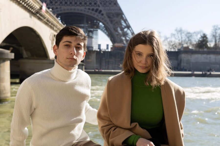 Paris: Eiffel Area Private Photoshoot - Languages and private-group setup