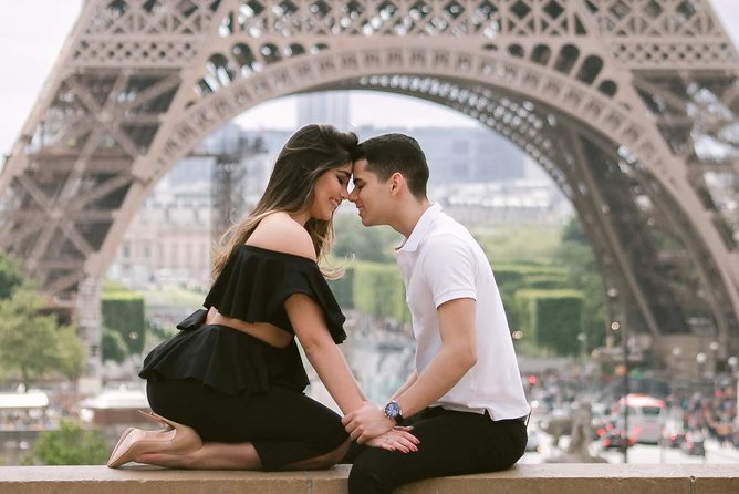 Paris Eiffel Tower Photoshoot Professional Photographer Private - A private 1-hour session that stays fun (and actually works)