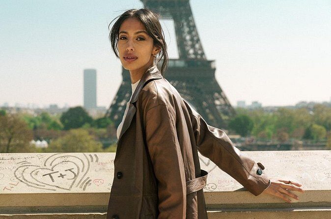 Paris: Eiffel Tower Vintage Photoshoot - Logistics that matter: private session, English support, and meeting point sanity