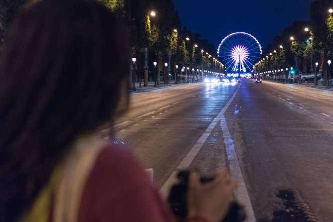 Paris Evening Bike Tour with 1-hour Seine River Cruise - Louvre area viewpoints: the glass pyramid courtyard moment