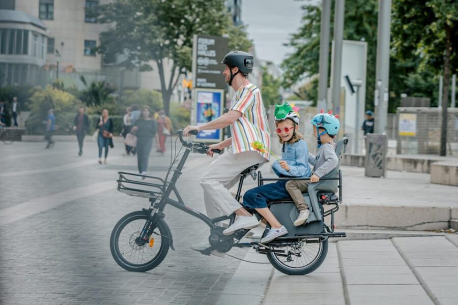PARIS: Family e-bike longtail renting - Safety setup: locks, basket, and practical stopping