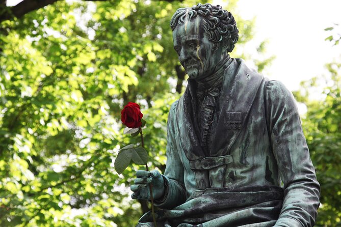 Paris: Famous Graves of Pere Lachaise Cemetery Guided Tour - Père Lachaise Cemetery: what makes it different from a regular cemetery