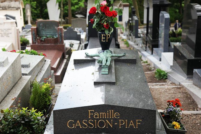 Paris: Famous Graves of Pere Lachaise Cemetery Guided Tour - Why the guide shapes the whole experience