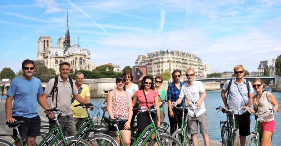 Paris: Famous Monuments Cycling Tour - Starting in the Marais: Le Peloton Café and getting rolling fast