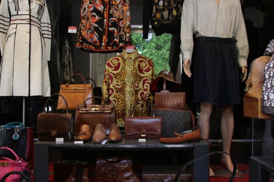 Paris: Fashion History Walking Tour in the Heart of Paris - Fashion Meets Landmarks in 2 Hours