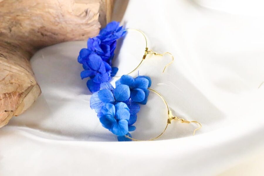Paris: Floral Earrings workshop - Choosing your style with beads, gemstones, feathers, and shells