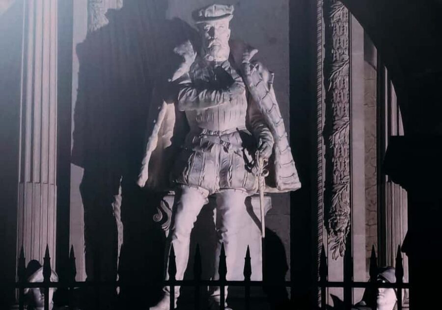 Paris: French Monarchy Intrigues Walking Tour - Five episodes of French monarchy, told like a series