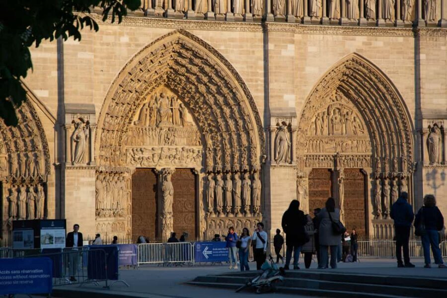 Paris: Ghosts and Dark Stories Guided Walking Tour - Haunted Île de la Cité: a spooky route that starts with real geography