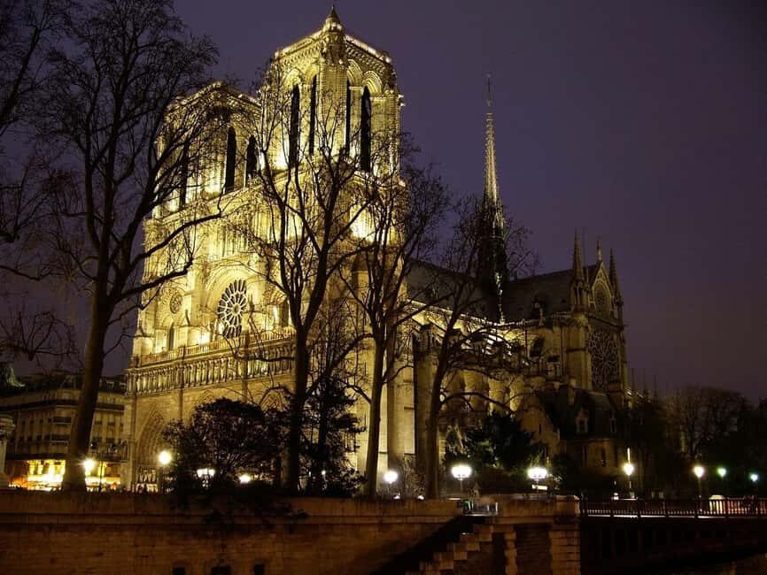 Paris: Ghosts and Dark Stories Guided Walking Tour - Starting at Pont Neuf (15 Pl. du Pont Neuf): where the ghost story makes sense