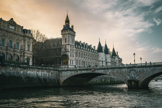 Paris Ghosts and Dark Stories Tour - Île de la Cité at 7 pm: the short walk that feels like a different city
