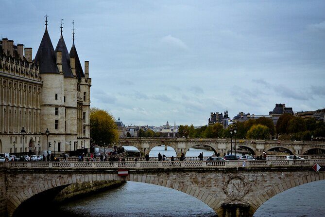 Paris Ghosts and Dark Stories Tour - Pont Neuf to Square du Vert-Galant: the first chills on the oldest bridge