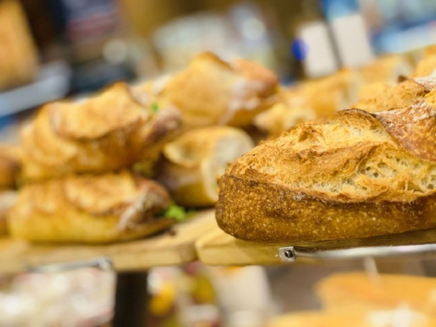 Paris: Gourmet Food Tour & Louvre Museums Guided Tour - What a guided Louvre tour does (beyond checking boxes)