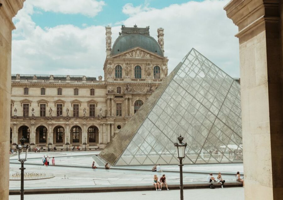 Paris: Gourmet Food Tour & Louvre Museums Guided Tour - Macarons and chocolatiers: beyond the cookie-cutter sweet