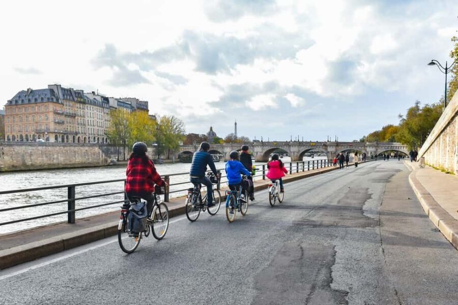 Paris: Guided bike tour - Greatest monuments of the capital - Trocadéro photos and the Eiffel Tower view reset