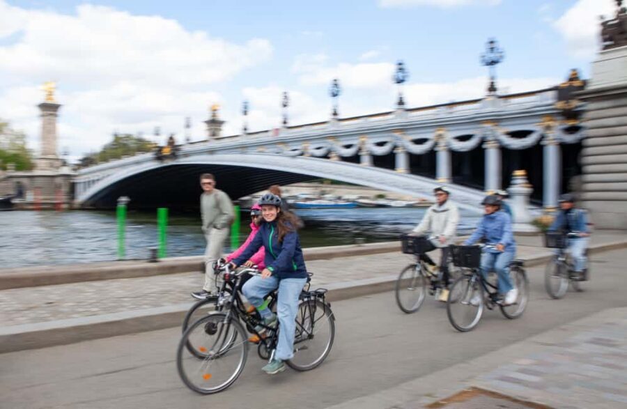 Paris: Guided bike tour - Greatest monuments of the capital - Conciergerie and Île Saint-Louis to close the loop